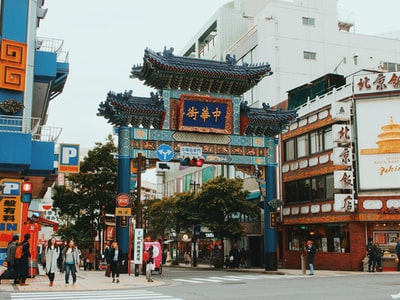 中国人们步行通过蓝色大门

